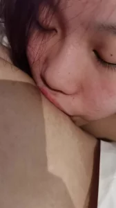 看这骚母狗的贱样欠不欠操？